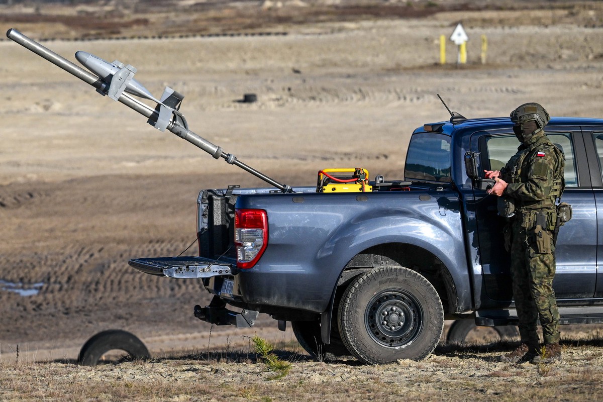 epa12533772 A US soldier takes part in C-UAS training on systems and technologies designed to detect, track and neutralize unmanned aerial vehicles (UAVs) at the Land Forces Training Center Deba in No ...