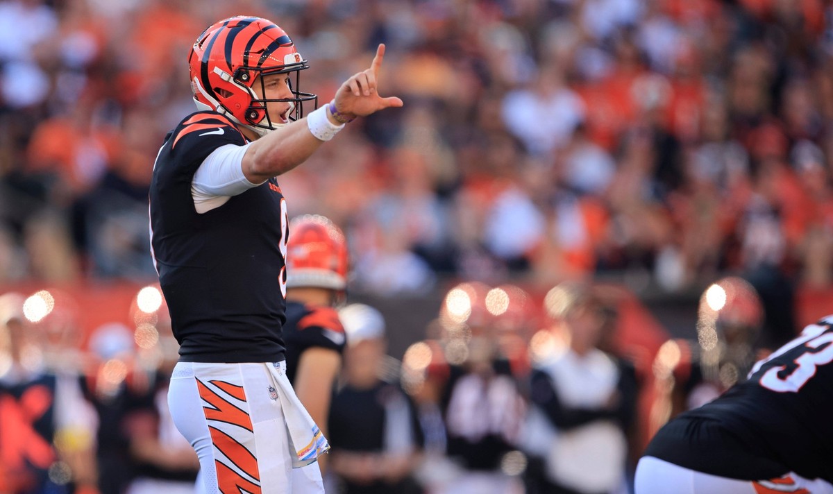 October 23, 2022: Joe Burrow 9 of the Cincinnati Bengals signals to the wide receivers during WEEK 7 of the NFL, American Football Herren, USA regular season between the Atlanta Falcon and Cincinnati  ...