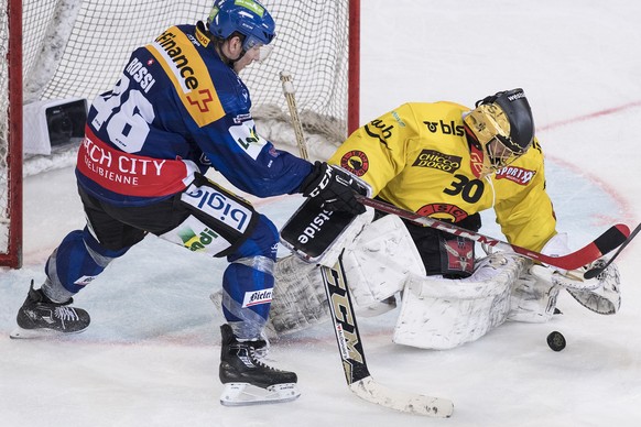 Biels Matthias Rossi, links, im Duell mit Berns Torhueter Leonardo Genoni im zweiten Eishockey Playoff-Viertelfinalspiel der National League A zwischen dem EHC Biel und dem SC Bern am Dienstag, 7. Mae ...