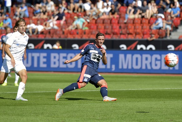 Der Grasshopper Shani Tarashaj schiesst das 1-2 fuer GC beim Fussball Meisterschaftsspiel der Super League zwischen dem FC Zuerich und dem Grasshopper Club Zuerich am Sonntag, 2. August 2015, im Letzi ...