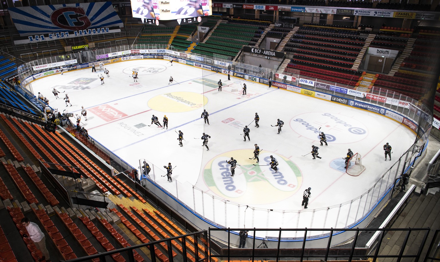 ARCHIVBILD ZU DEN MOEGLICHEN SZENARIEN IM SCHWEIZER EISHOCKEY --- Les joueurs fribourgeois et genevois s&#039;affrontent dans une patinoire vide suite aux mesures prises par le Conseil Federal en rais ...