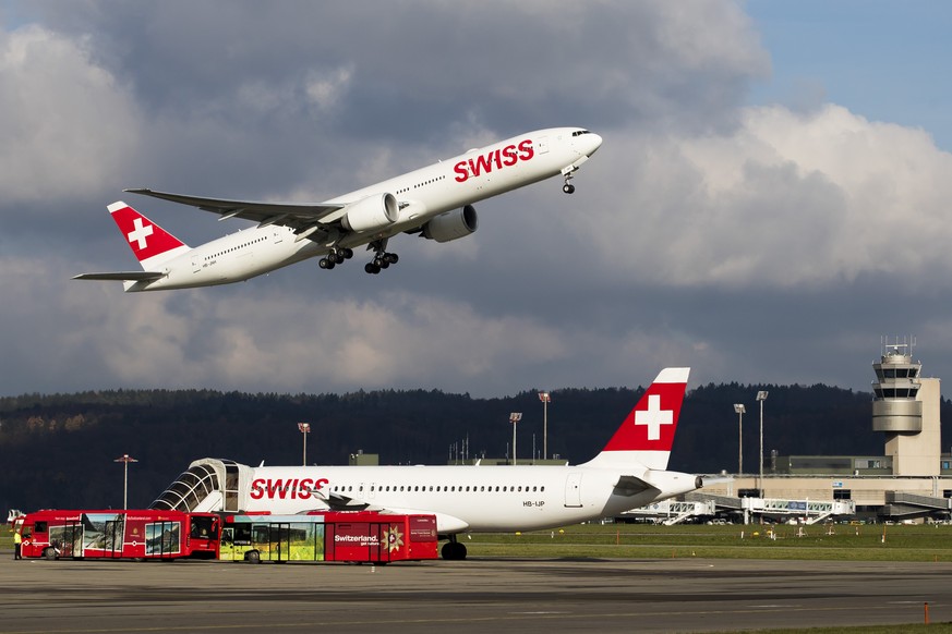 Eine Boeing 777-300 von Swiss Airlines startet auf der Piste 16 am Flughafen Zuerich, am Dienstag, den 14. November 2017, in Kloten. (KEYSTONE/Christian Merz)