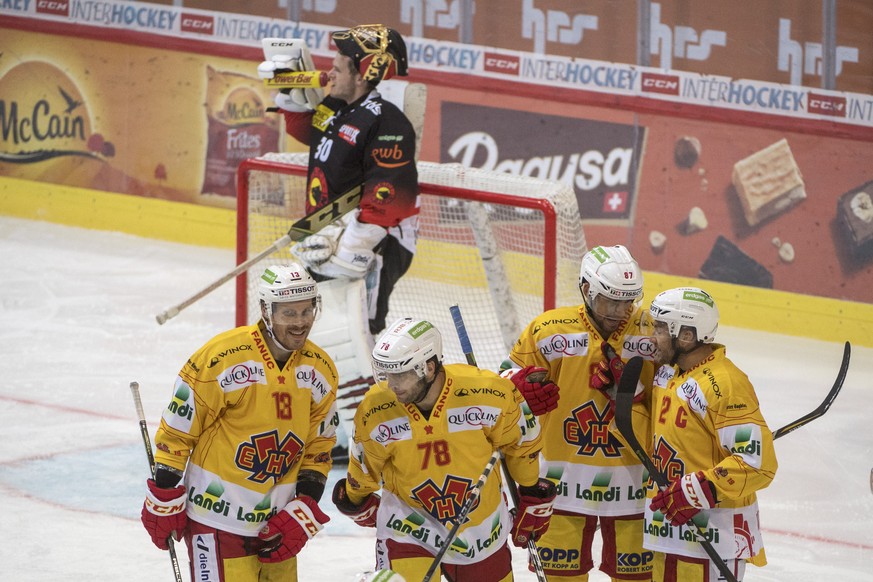 Berns Goalie Leonardo Genoni, hinten, geschlagen, Biels Anssi Salmela, Marc-Antoine Pouliot, Marco Pedretti, Mathieu Tschantre, von links, jubeln, waehrend dem Eishockey National League Spiel zwischen ...