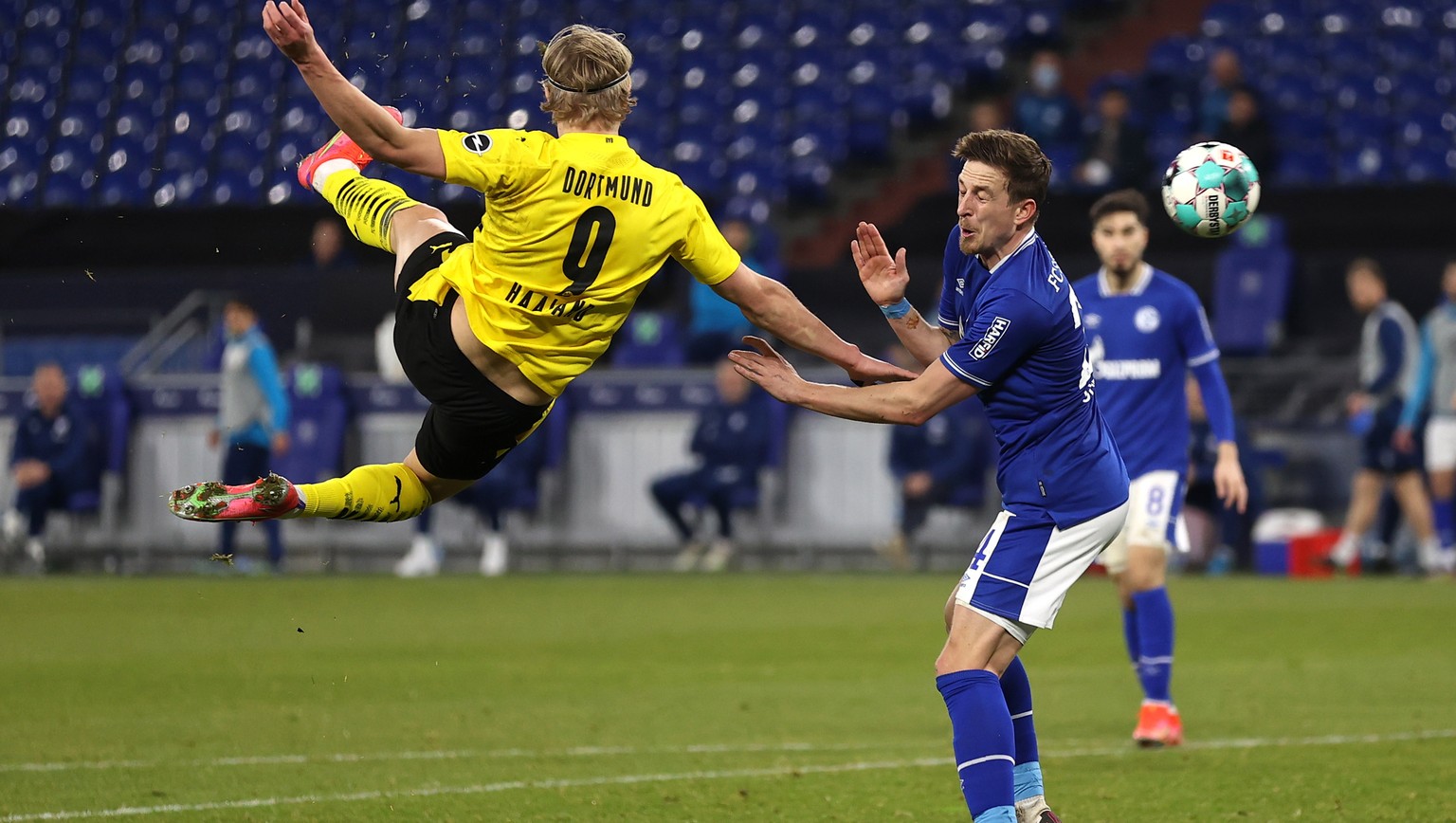 epa09026611 Erling Haaland (L) of Dortmund scores the 2-0 lead during the German Bundesliga soccer match between FC Schalke 04 and Borussia Dortmund in Gelsenkirchen, Germany, 20 February 2021. EPA/La ...