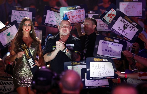 epa05694634 Peter Wright during the PDC World Darts Championship semi final between Gary Anderson and Peter Wright at the Alexander Palace in London, Britain, 01 January 2017. EPA/SEAN DEMPSEY