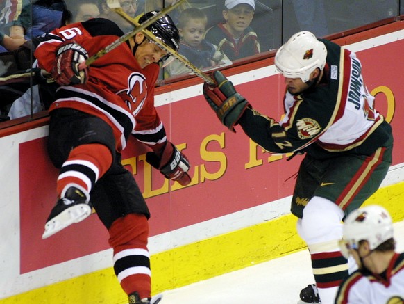 Albelin (l.) im Einsatz im Dress der New Jersey Devils.