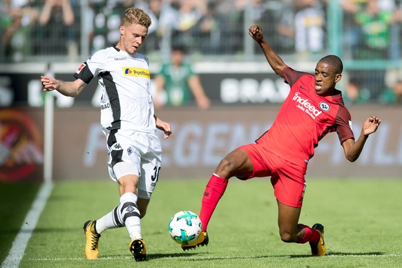 Fussball: Bundesliga, Borussia Moenchengladbach - Eintracht Frankfurt, 3. Spieltag am 09.09.2017 im Borussia-Park in Moechengladbach (Nordrhein-Westfalen). Frankfurts Gelson Fernandes (r) und Gladbach ...