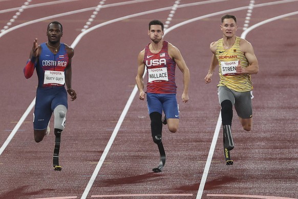 Tokyo 2020 Paralympic Games Leichtathletik, 04.09.21 TOKYO, JAPAN 04.September. - v.l. der spaetere Sieger ueber 200m T64 Sherman Isidro Guity Guity CRC, in der Mitte Jarryd Wallace USA, rechts der Zw ...