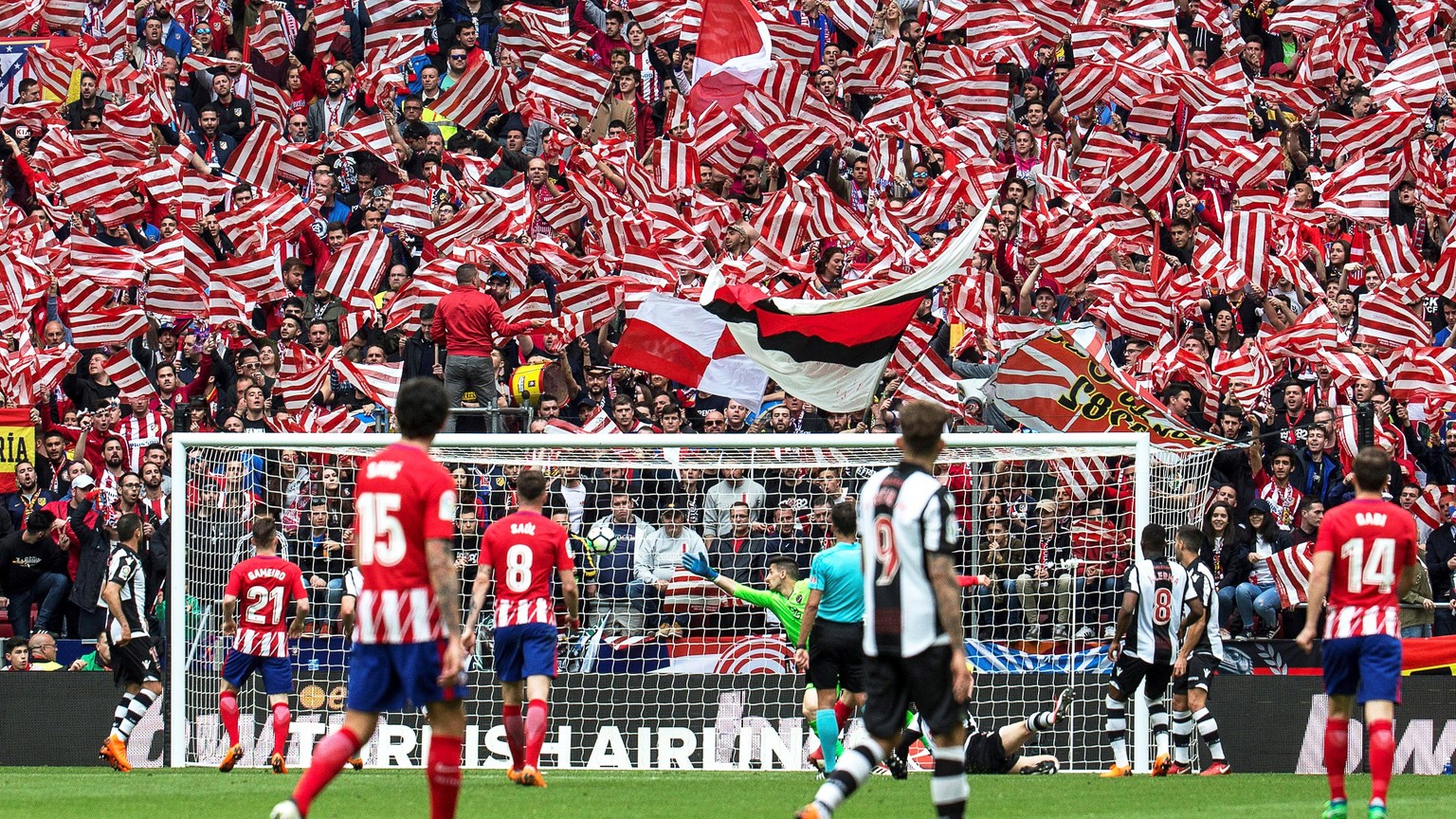 epa06671378 Atletico Madrid fans cheer as Levante&#039;s goalkeeper Oier Olazabal (back C) concedes Atletico&#039;s 3-0 lead during the Spanish Primera Division soccer match between Atletico Madrid an ...