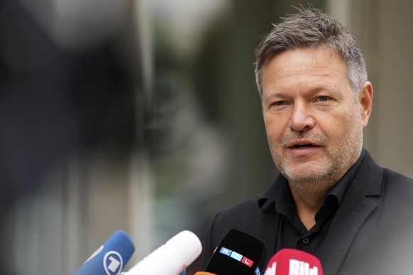 Co-party leader of the Greens Robert Habeck arrives for party leadership meeting in Berlin, Germany, Monday, Sept. 27, 2021. Following Sunday&#039;s election leaders of the German parties were meeting ...