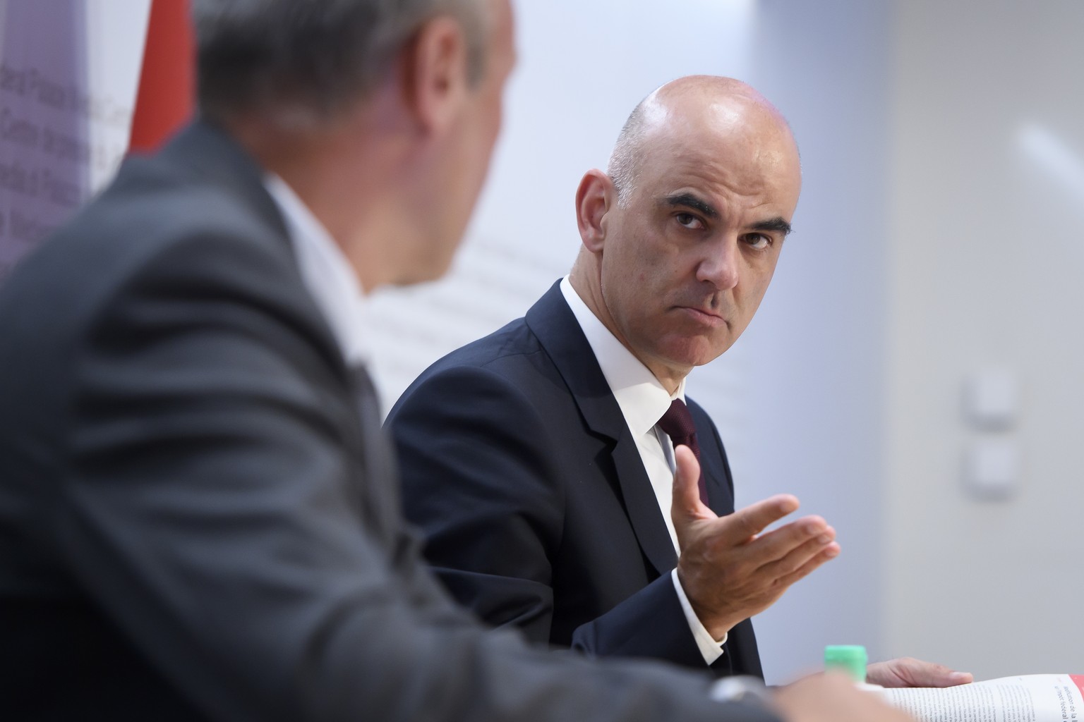 Bundesrat Alain Berset, rechts, spricht an der Seite von Stephane Rossini, Direktor des Bundesamts fuer Sozialversicherungen (BSV), links, waehrend einer Medienkonferenz ueber die Aenderung des Erwerb ...