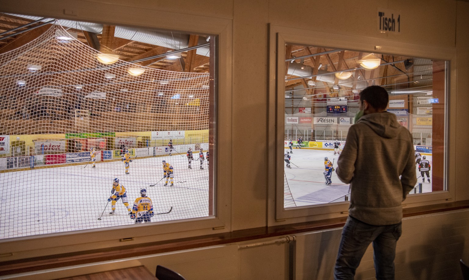 Ein Mittarbeiter erhascht einen Blick vom Restaurant in die Menschenleere Kunsteishalle Zingel vor dem Eishockey Schweizer Cup zwischen dem EHC Seewen und dem HC Davos vom Mittwoch, 14. Oktober 2020 i ...