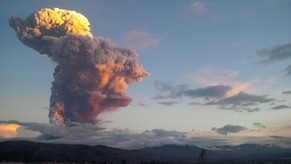 Die Rauch- und Aschewolke von Tunguruhua.