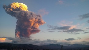 Die Rauch- und Aschewolke von Tunguruhua.