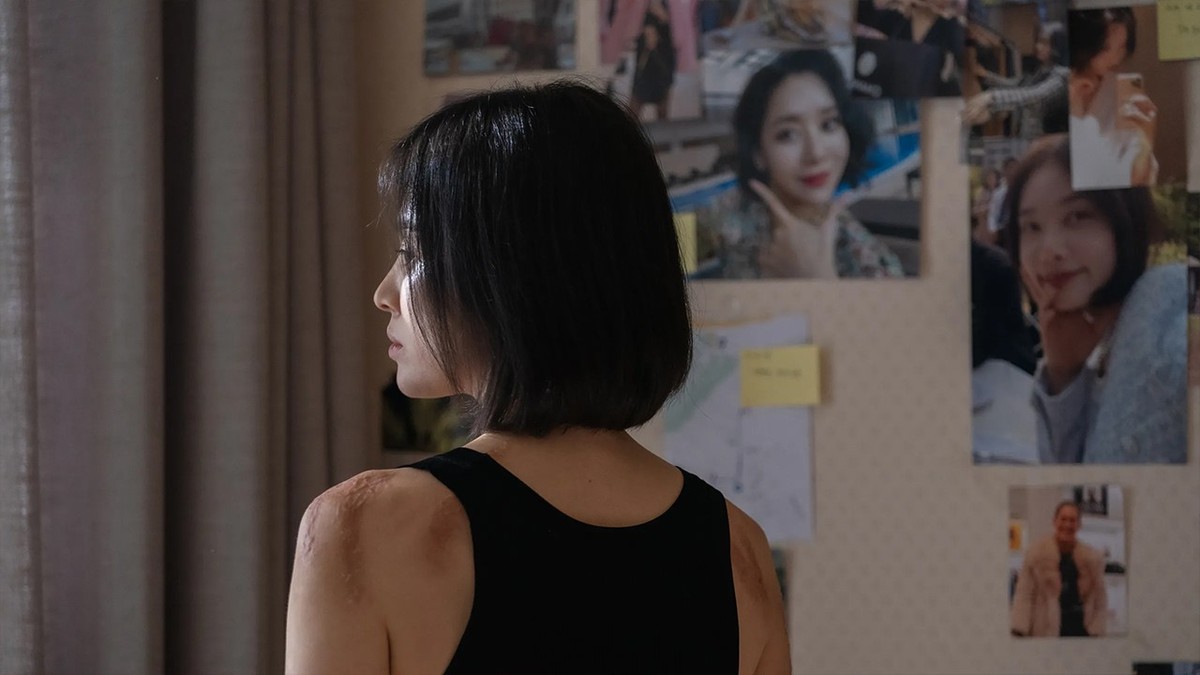 Dans "The Glory", Moon Dong-eun (Song Hye Kyo) est une jeune femme dont le harcèlement scolaire l'a marquée jusque dans sa chaire.