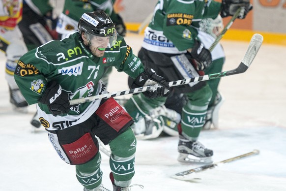 Diego Schwarzenbach von Olten im ersten Playoff-Halbfinalspiel der National League B zwischen dem EHC Olten und dem HC Ajoie, am Freitag, 4. Maerz 2016, in Olten. (KEYSTONE/Urs Flueeler)