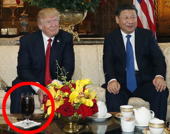 Wie Trump sich von ausländischen Besuchern um den Finger wickeln lässt
Beim Foto 4/8 vom Besuch von Xi Jinping steht, die Trumps hätten sich ein Gläschen Wein gegönnt. Wäre nicht bekannt, dass Trump keinen Alkohol trinkt, müsste man angesichts des Glases annehmen, er hat noch ein weiteres Problem.