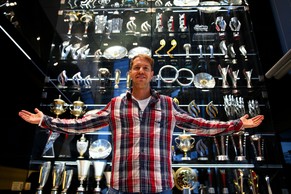 Eben noch da, jetzt weg: Sebastian Vettel anfangs Woche vor den Pokalen in Milton Keynes.
