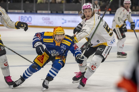 Jan Kovar, links, von Zug im Spiel gegen Jesse Zgraggen, rechts, von Ajoie beim Eishockey Meisterschaftsspiel der National League zwischen dem EV Zug und dem HC Ajoie am Freitag, 19. Januar 2024 in Zu ...