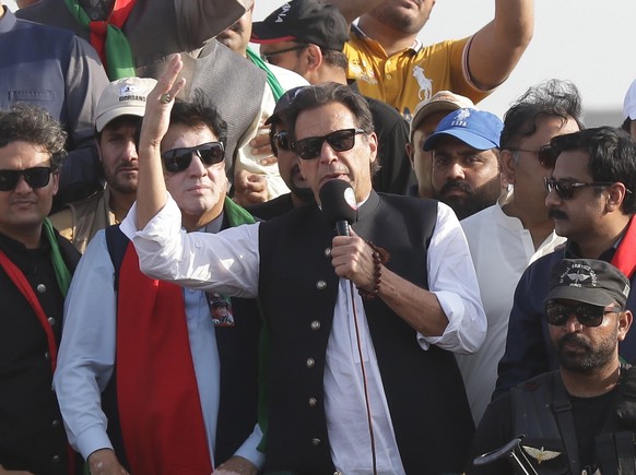 epa10281574 Pakistan&#039;s former Prime Minister and head of political party Pakistan Tehreek-e-Insaf (PTI) Imran Khan, speaks during a protest march towards Islamabad, in Gakhar, Pakistan, 02 Novemb ...