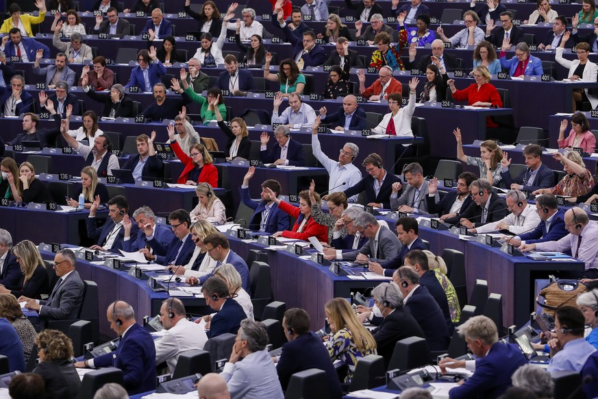 epa10002382 Members of European Parliament (MEP) during a voting session on the &#039;fit for 55 package&#039;, at the European Parliament in Strasbourg, France, 08 June 2022.MEP&#039;s will vote on e ...