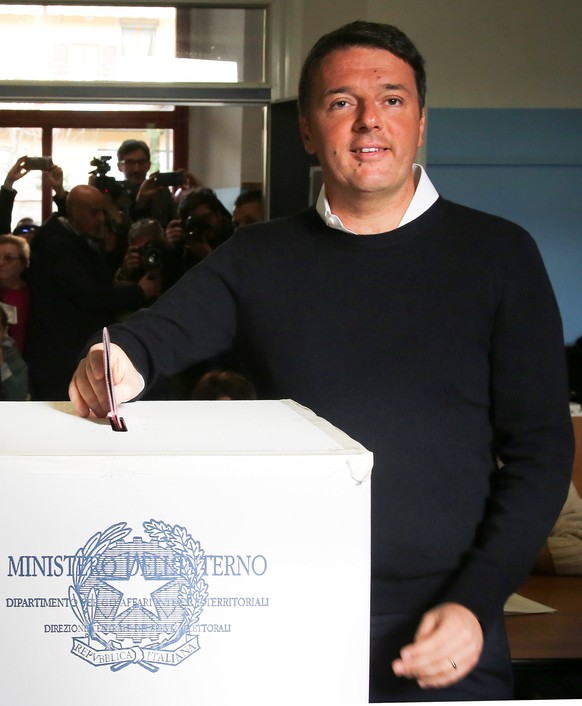 Italian Prime Minister Matteo Renzi casts his vote for the referendum on constitutional reform, in Pontassieve, near Florence, northern Italy December 4, 2016. REUTERS/Leonardo Bianchi FOR EDITORIAL U ...