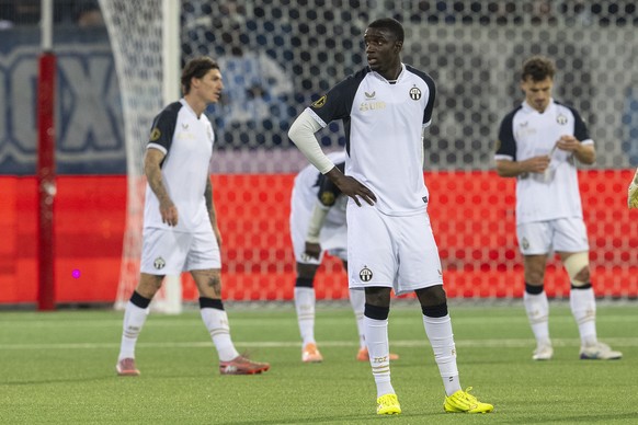 Zuerichs Spieler sind enttaeuscht im Fussball Meisterschaftsspiel der Swiss Super League zwischen FC Thun, FCT, und Zuerich, FCZ, vom Samstag, 20. Dezember 2025 in Stockhorn Arena in Thun. (KEYSTONE/P ...