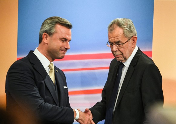 epa05659931 Austrian presidential candidate and former head of the Austrian Green Party, Alexander Van der Bellen (R) and right-wing Austrian Freedom Party (FPOe) presidential candidate Norbert Hofer  ...