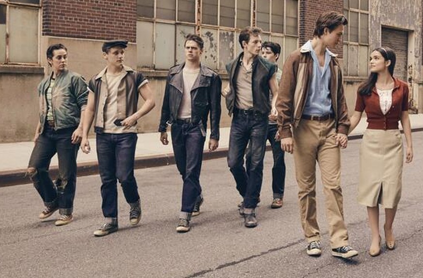 West Side Story mit Ansel Elgort, Sebastian Serra, Mike Faist, Ben Cook, Josh Andrés Rivera, Sean Harrison Jones, David Alvarez und Rachel Zegler