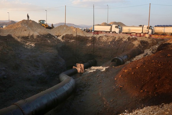 epa04521855 View of the oil spill in the Arava desert near Beer Ora in southern Israel, north of Eilat, 09 December 2014. A pipe of the Eilat-Ashkelon pipeline was cracked and spilled over a million l ...