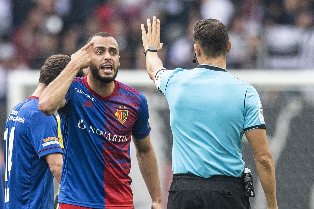 Basels Arthur Cabral, links, diskutiert mit Schiedsrichter Sandro Schaerer im Fussball Meisterschaftsspiel der Super League zwischen dem FC Basel und den Berner Young Boys, am Sonntag, 29. August 2021 ...