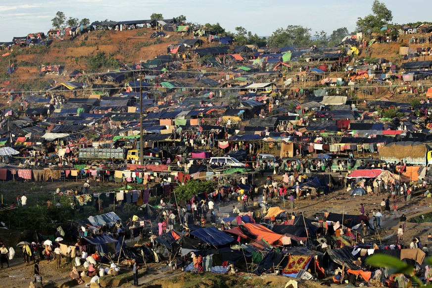 epa06210711 An overview of the crowded camp near Tangkhali, Ukhiya, Bangladesh, 17 September 2017. According to UNHCR more than 400 thousand Rohingya refugees have fled Myanmar from violence over the  ...