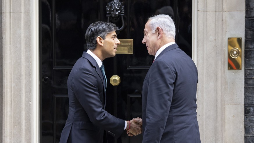 epa10540209 Britain&#039;s Prime Minister Rishi Sunak (L) welcomes Israeli Prime Minister Benjamin Netanyahu (R) to 10 Downing Street in London, Britain, 24 March 2023. EPA/TOLGA AKMEN