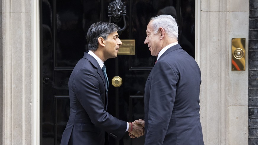 epa10540209 British Prime Minister Rishi Sunak (L) welcomes Israeli Prime Minister Benjamin Netanyahu (R) at 10 Downing Street in London, UK, March 24, 2023. EPA/TOLGA AKMEN