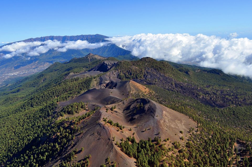 Die Cumbre Vieja: Der aus vielen Vulkankratern bestehende Bergrücken auf La Palma zieht sich von unterhalb der Mitte bis in den Süden der Insel.