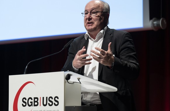 Pierre Yves Maillard, Praesident, bei der Eroeffnungsrede am 57. Kongress des Schweizerischen Gewerkschaftsbundes SGB, am Freitag, 25. November 2022, in Interlaken. (KEYSTONE/Peter Schneider)
