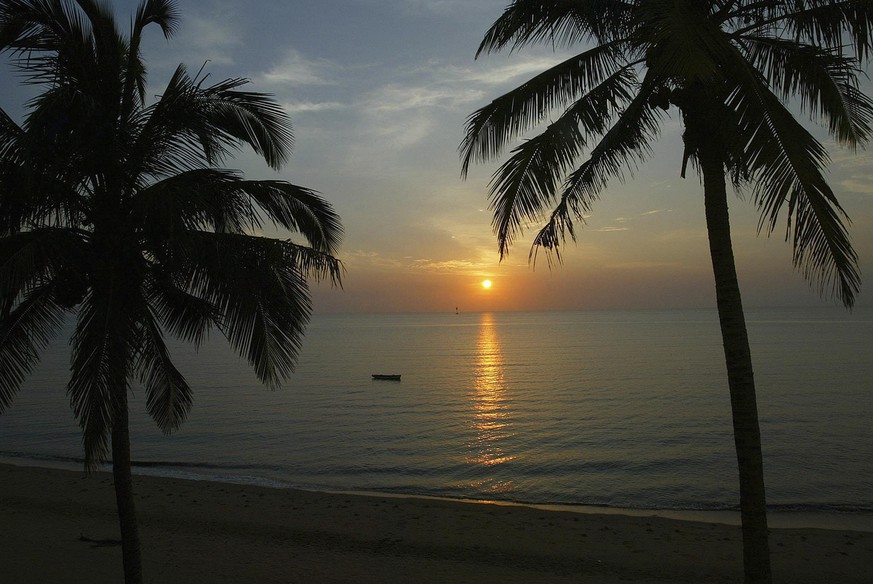 The sun rises over the beach in the Mozambique capital of Maputo, Mozambique, Tuesday 30 November 2004. Presidental and parliamentary elections will be held in Mozambique 01-02 December. EPA/KIM LUDBR ...