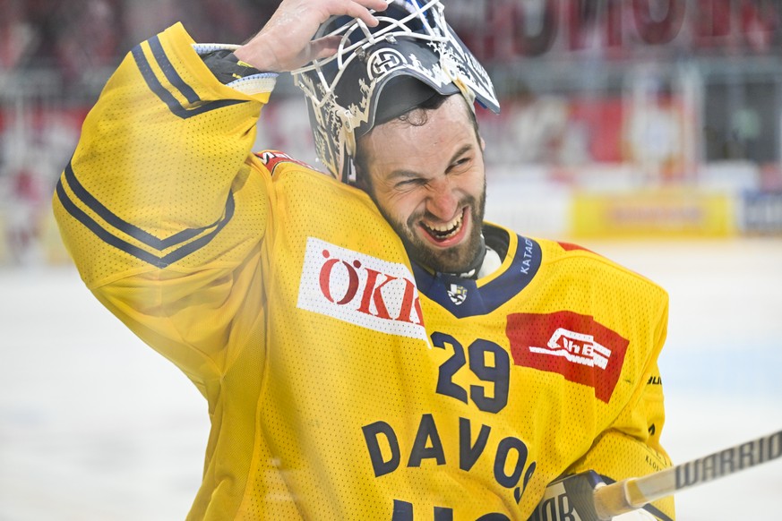 Davos Torhueter Sandro Aeschlimann in Spiel 5 des Playoff 1/4 Final Eishockeyspiels der National League zwischen den Rapperswil-Jona Lakers und dem HC Davos, am Samstag, 2. April 2022, in der St. Gall ...