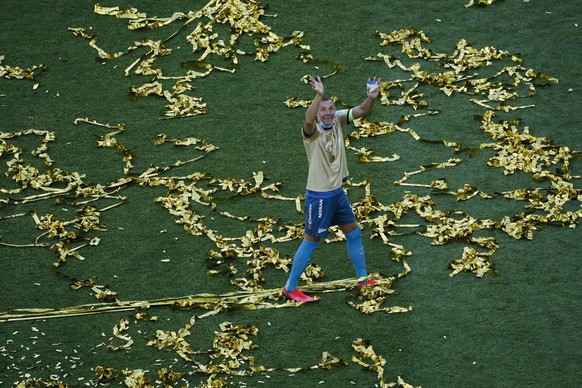 epa08535962 Artem Dzyuba (R) of FC Zenit St. Petersburg celebrates after winning the Russian Premier League title, following the match against FC Sochi in St. Petersburg, Russia, 08 July 2020. EPA/ANA ...