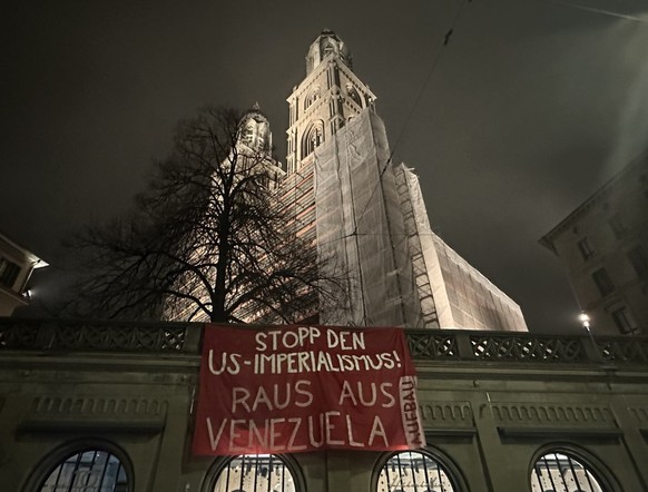 Ein Transparent vor dem Grossmünster in Zürich.