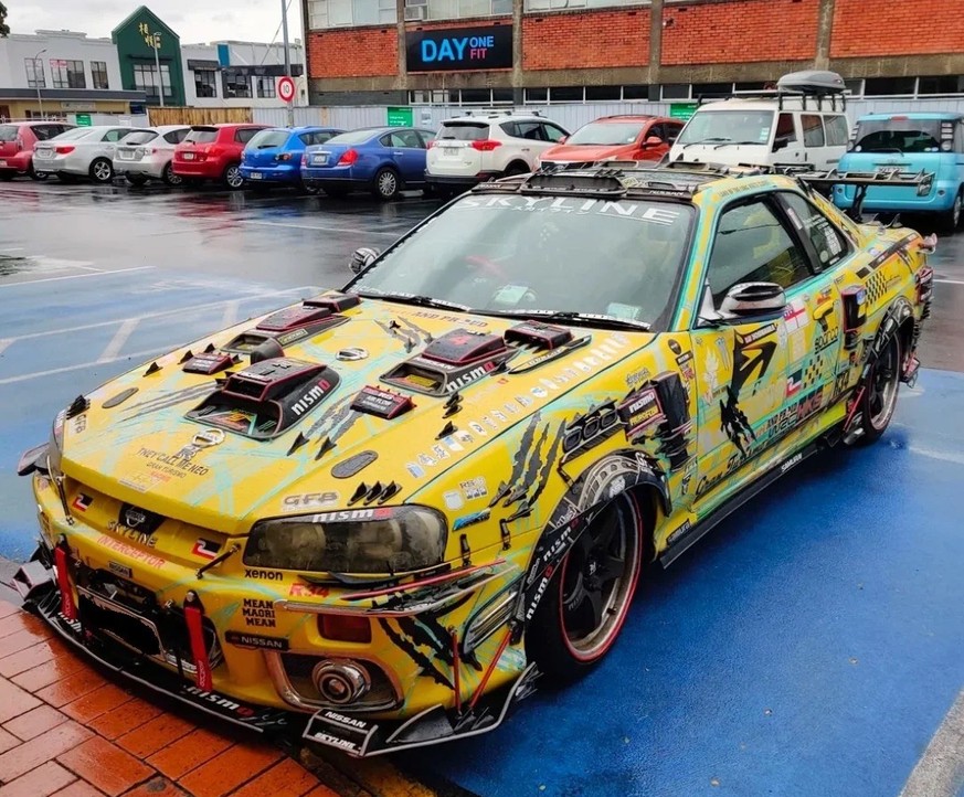 Skyline has so much POWER. 
Auto-Mods der Hölle
https://www.reddit.com/r/Shitty_Car_Mods/