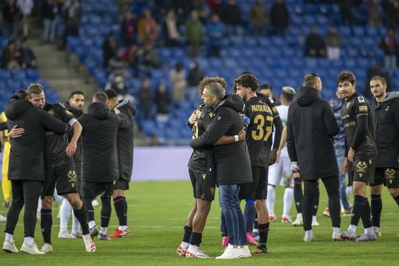 Basels Trainer Fabio Celestini, Mitte rechts, umarmt seine Spieler nach dem Sieg im Fussball Meisterschaftsspiel der Regular Season der Super League zwischen dem FC Basel 1893 und Yverdon Sport FC im  ...