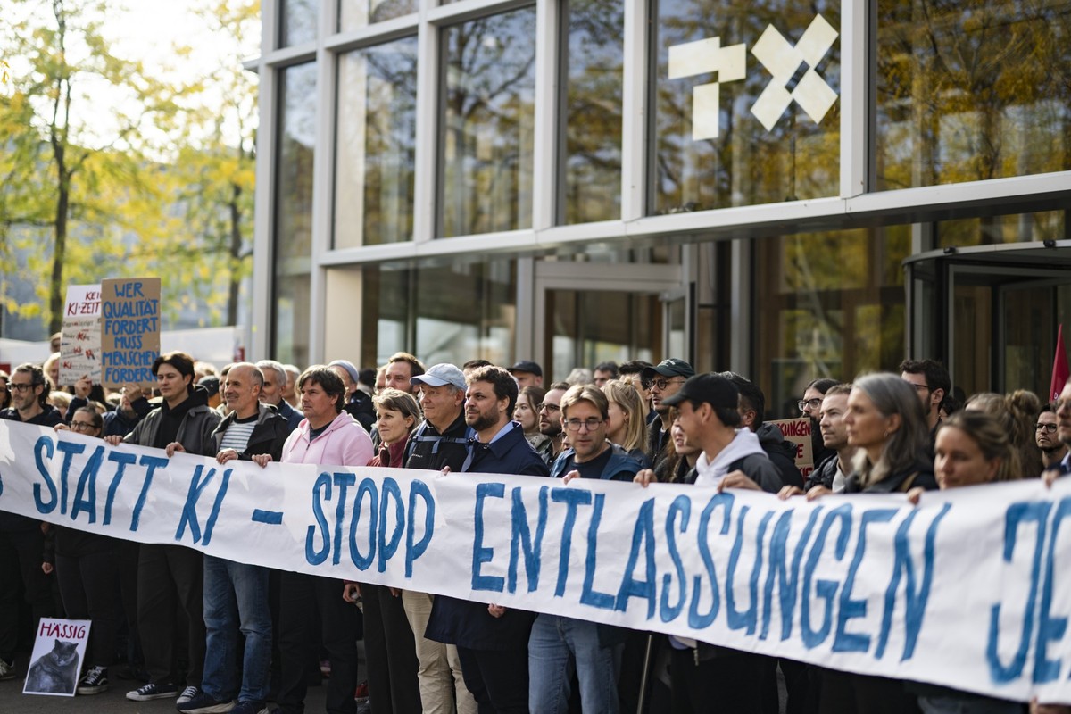 Mitarbeitende der Tamedia-Redaktion und weitere Personen protestieren gegen die angekuendigte Entlassungswelle, am Dienstag, 20. Oktober 2026 in Zuerich. Mit der Aktion setzen sie sich gegen den Stell ...
