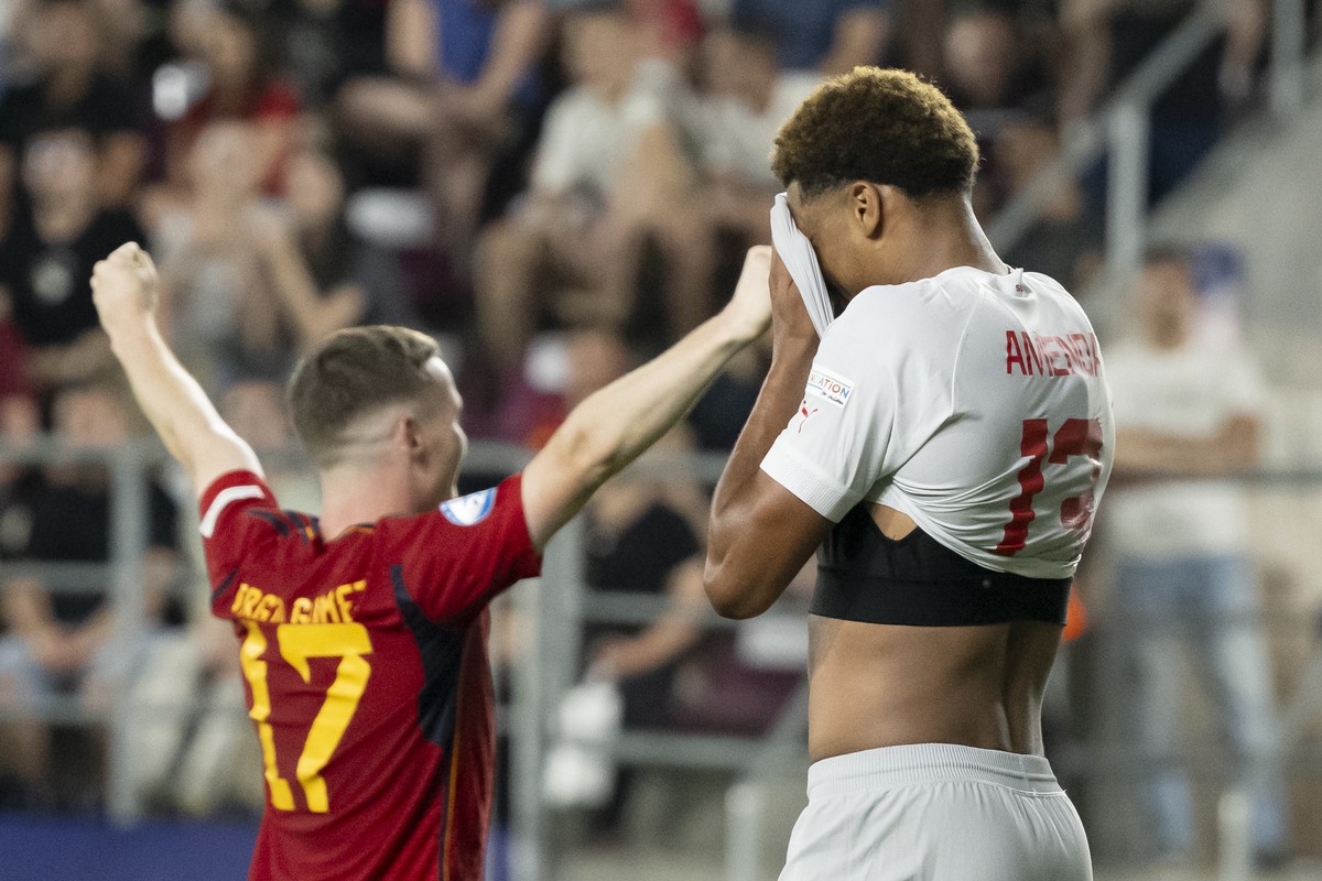 Switzerland's Aurele Amenda, right, looks disappointed after the goal (2-1) of Spain's Juan Miranda (not pictured), during extra time of the quarterfinal match between Spain and Switzerland  ...