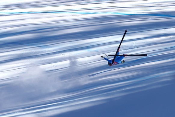 epaselect epa09704347 Sofia Goggia of Italy crashes during the Women's Super G race at the FIS Alpine Skiing World Cup in Cortina d'Ampezzo, Italy, 23 January 2022. EPA/ANDREA SOLERO