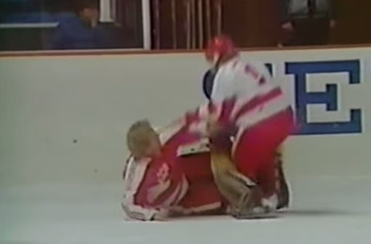 Darf natürlich nicht fehlen: Die Prügelei zwischen den beiden Goalies.