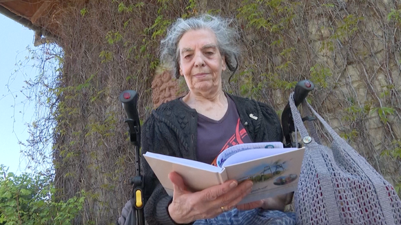 Ursula Dees aka Karacho-Ursel mit ihrem Fahrtenbuch im Tripsdrill