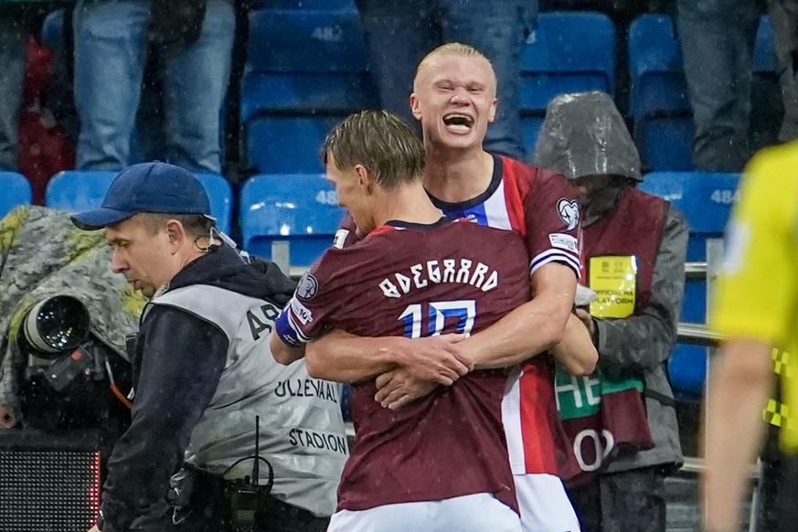 epa12160950 Norway&#039;s Erling Haaland (R) celebrates with teammate Martin Oedegaard after scoring the 3-0 goal during the FIFA World Cup 2026 qualifier match between Norway and Italy at Ullevaal St ...