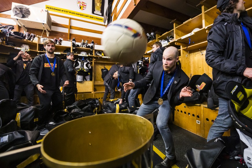 Jordan Eschmann, le preparateur physique du club ajoulot fete la victoire en finale de la Coupe de Suisse du HC Ajoie dans les vestiaires le lundi 3 fevrier 2020 a Porrentruy. (KEYSTONE/Jean-Christoph ...