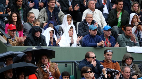 Lustiger Regenschutz für Mirka, während die Zwillinge dahinter nicht viel gegen den Regen zu haben scheinen.